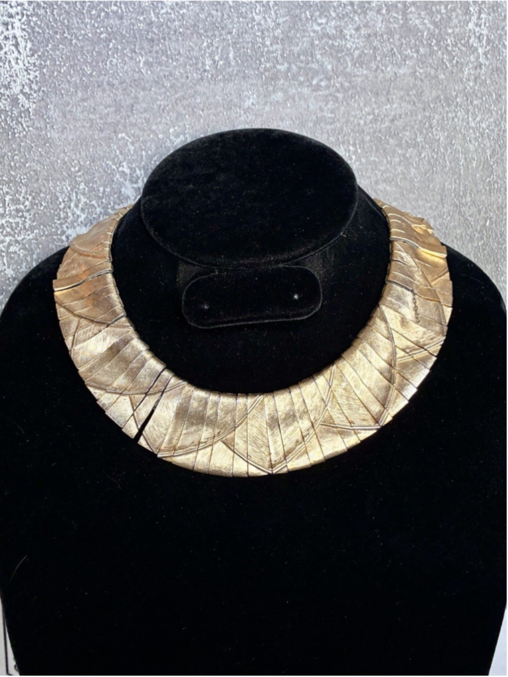 VTG 1980s Egyptian Revival Gold Tone Collar Necklace Unsigned Les Bernard 16"